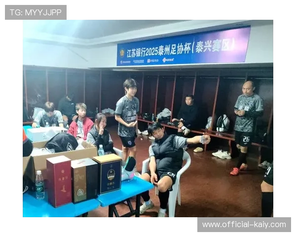 球员子女场边观战，家庭氛围温暖赛场